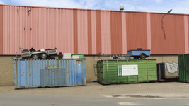 902431 Afbeelding van twee containers, met daarop aanhangwagens op het terrein van G. van Doorn Papier Recycling ...